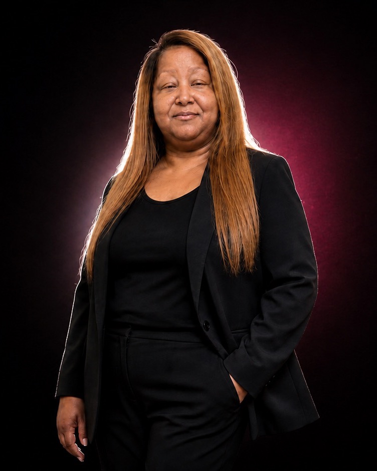 Dee Dee, fondatrice de Self-Made Mom, en tailleur noir, sourire calme.